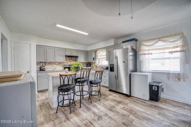 4810 Rockaway Cir, Louisville, KY 40216