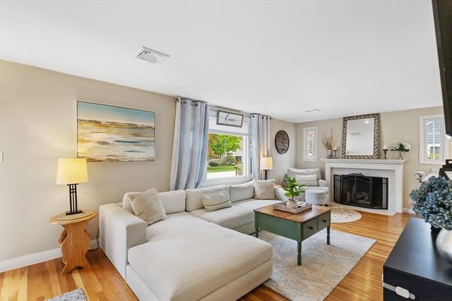 22 Ortins Rd, Hamilton, MA 01982
