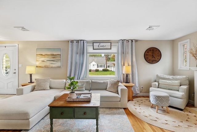 22 Ortins Rd, Hamilton, MA 01982