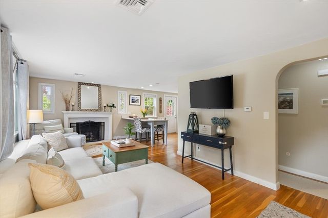 22 Ortins Rd, Hamilton, MA 01982