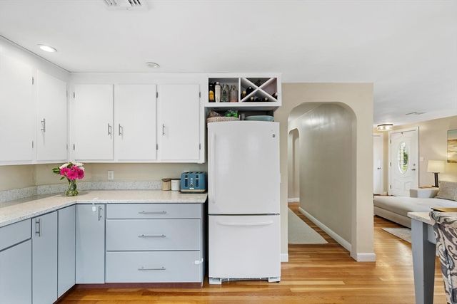 22 Ortins Rd, Hamilton, MA 01982