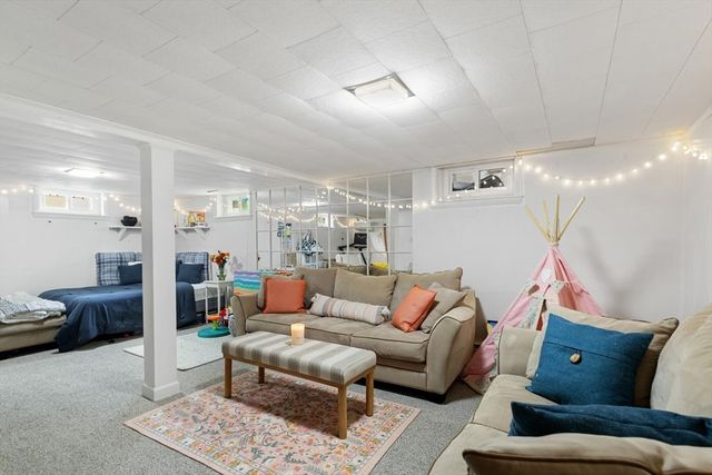 22 Ortins Rd, Hamilton, MA 01982