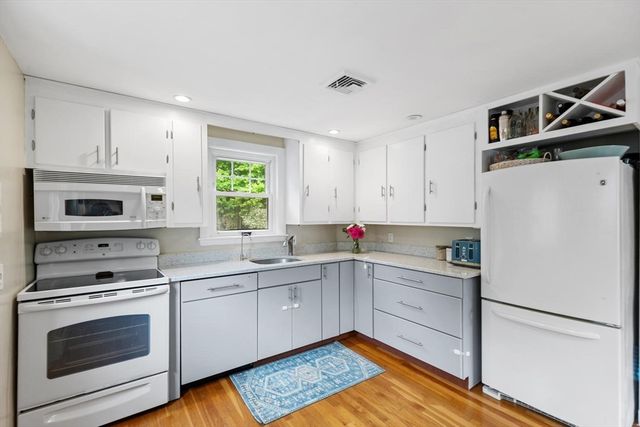 22 Ortins Rd, Hamilton, MA 01982