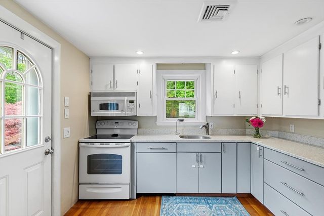 22 Ortins Rd, Hamilton, MA 01982