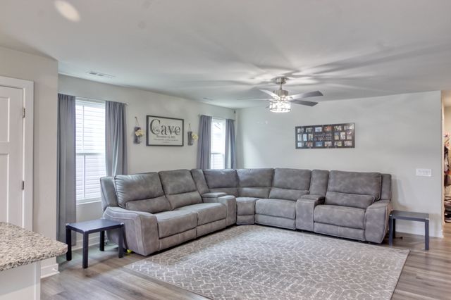 430 Saddleview Dr, White House, TN 37188