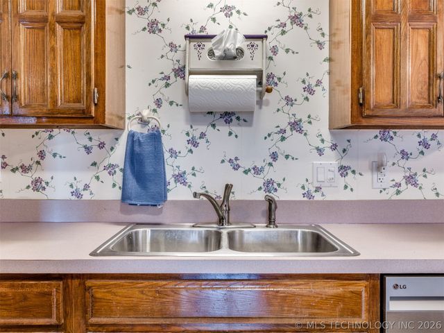 8949 E 60TH Street, Tulsa, OK 74145