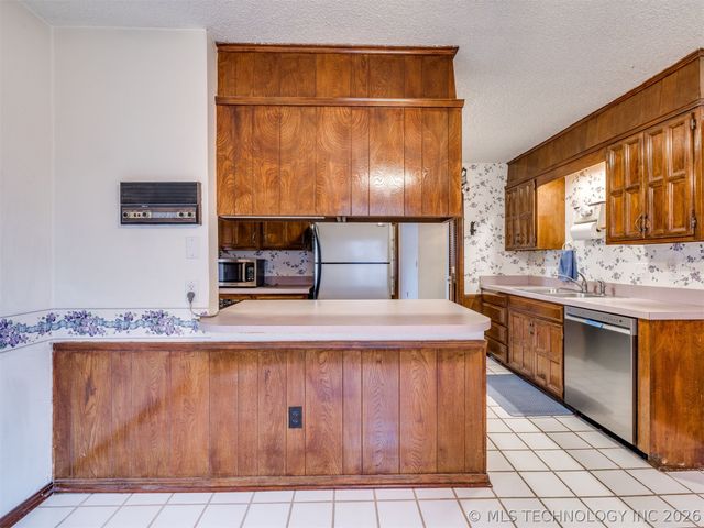 8949 E 60TH Street, Tulsa, OK 74145