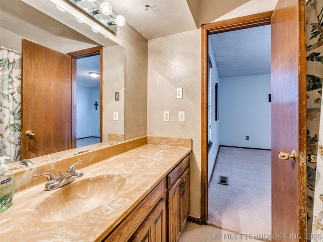 8949 E 60TH Street, Tulsa, OK 74145