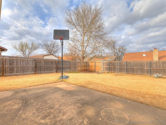 8949 E 60TH Street, Tulsa, OK 74145