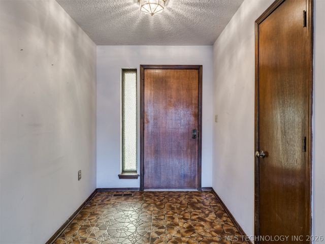 8949 E 60TH Street, Tulsa, OK 74145