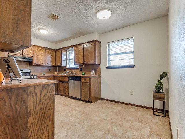 1621 NE 6th Terrace, Moore, OK 73160