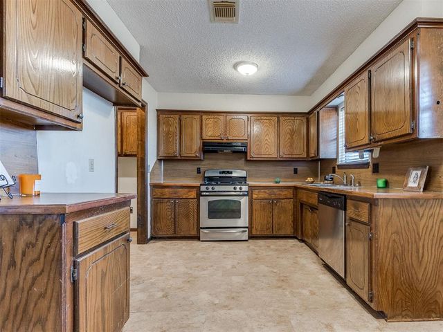 1621 NE 6th Terrace, Moore, OK 73160