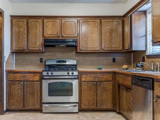 1621 NE 6th Terrace, Moore, OK 73160