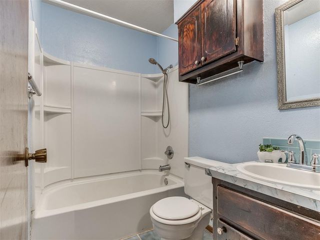 1621 NE 6th Terrace, Moore, OK 73160