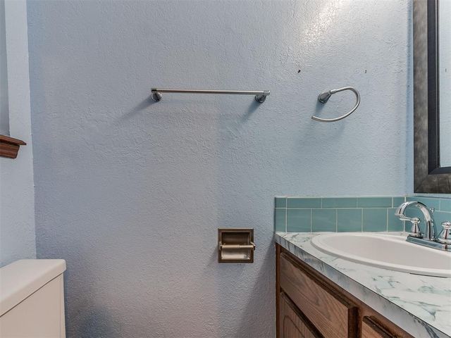 1621 NE 6th Terrace, Moore, OK 73160