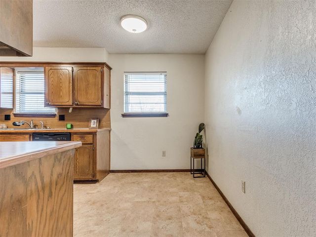 1621 NE 6th Terrace, Moore, OK 73160