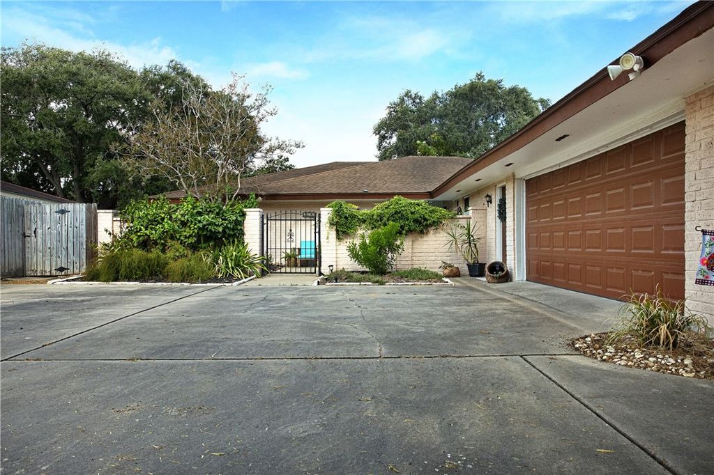 5405 Whitemarsh Dr, Corpus Christi, TX 78413 — photo 2