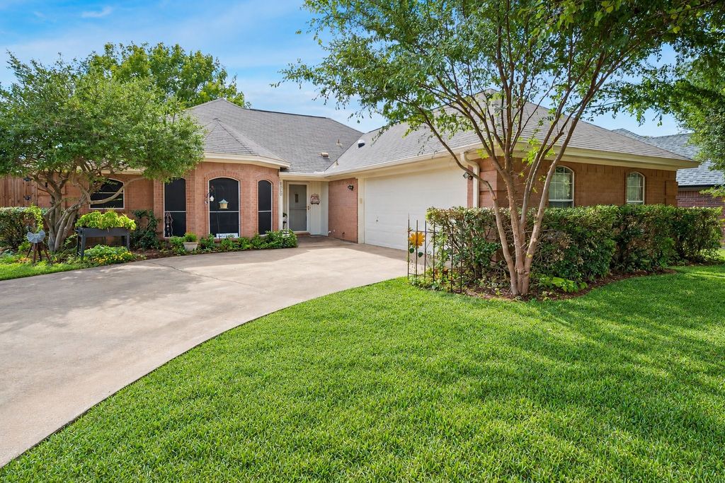 8920 Ashcraft Drive, North Richland Hills, TX 76182 — exterior
