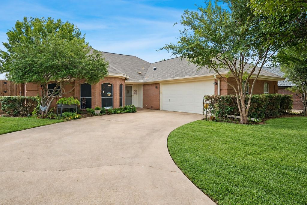 8920 Ashcraft Drive, North Richland Hills, TX 76182 — photo 2