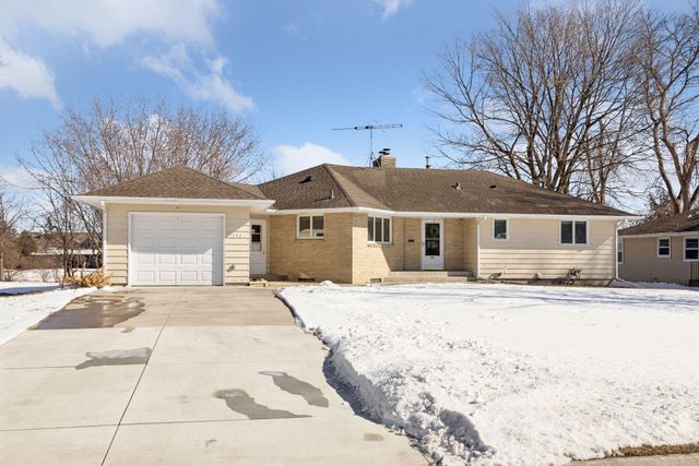 111 Sunrise Avenue N, New Prague, MN 56071