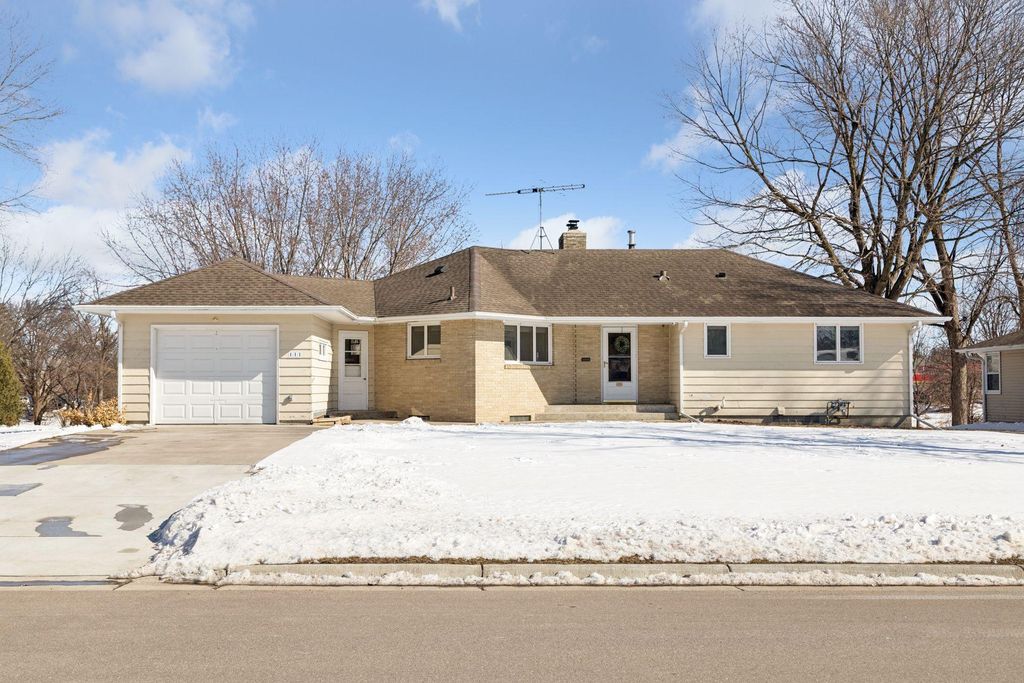 111 Sunrise Avenue N, New Prague, MN 56071