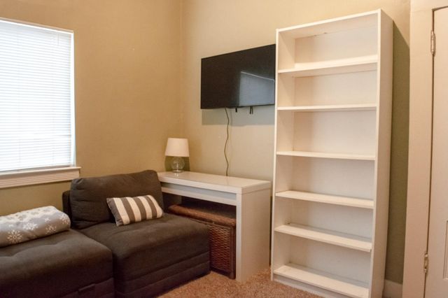 6870 14th Ave, Sacramento, CA 95820