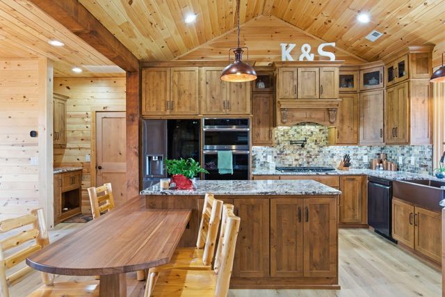 80 Hunters Drive, Galena, MO 65656