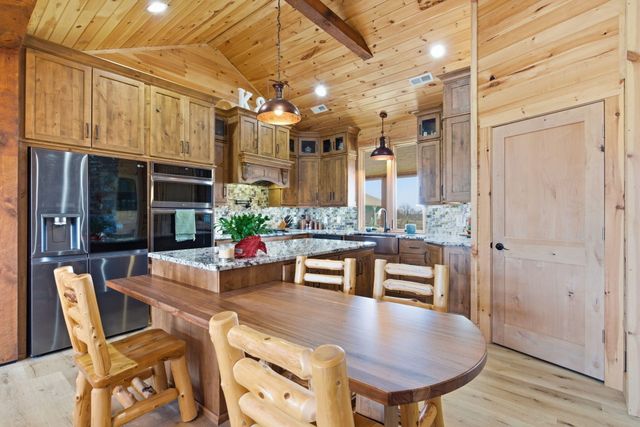 80 Hunters Drive, Galena, MO 65656