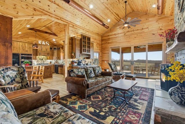 80 Hunters Drive, Galena, MO 65656