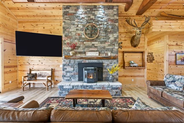 80 Hunters Drive, Galena, MO 65656