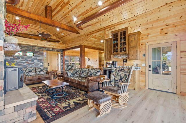 80 Hunters Drive, Galena, MO 65656