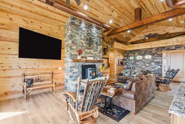 80 Hunters Drive, Galena, MO 65656