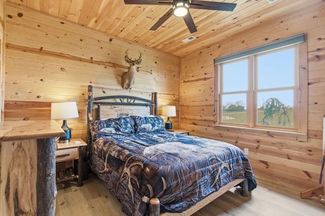 80 Hunters Drive, Galena, MO 65656