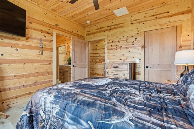 80 Hunters Drive, Galena, MO 65656