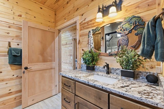 80 Hunters Drive, Galena, MO 65656