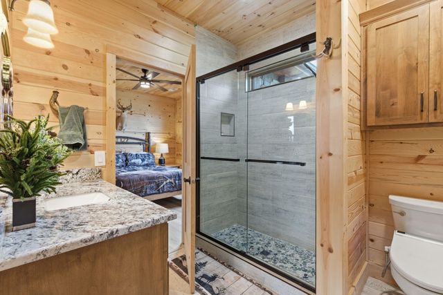 80 Hunters Drive, Galena, MO 65656