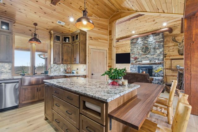 80 Hunters Drive, Galena, MO 65656