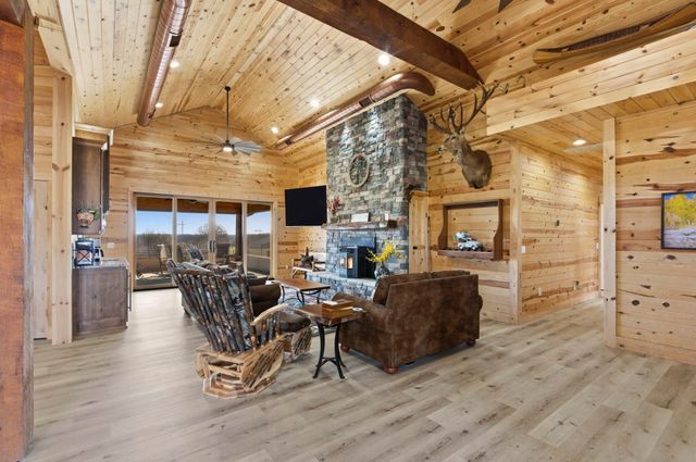 80 Hunters Drive, Galena, MO 65656