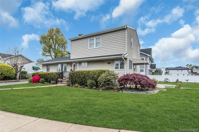 27 Surrey Lane, Plainview, NY 11803