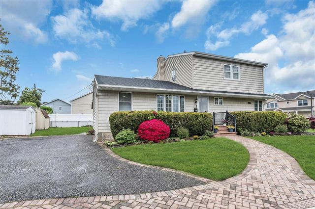 27 Surrey Lane, Plainview, NY 11803