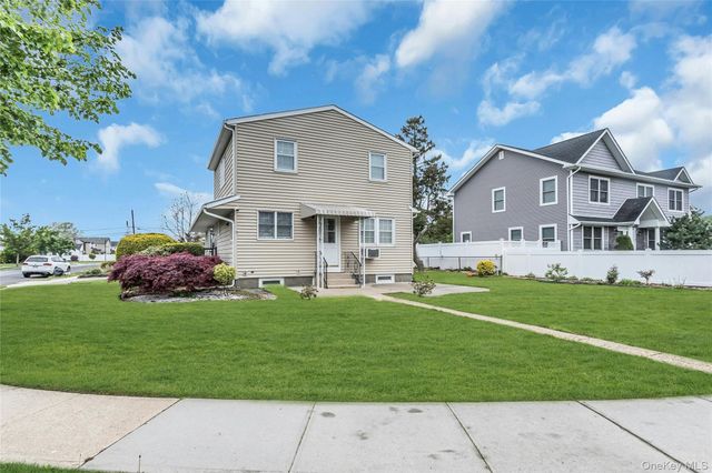 27 Surrey Lane, Plainview, NY 11803