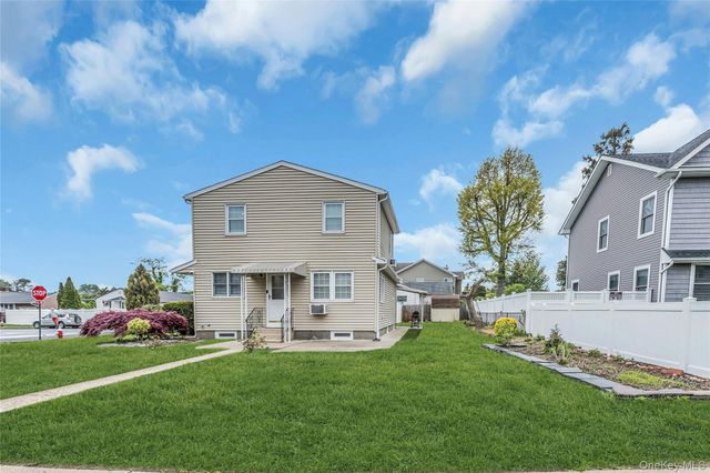 27 Surrey Lane, Plainview, NY 11803