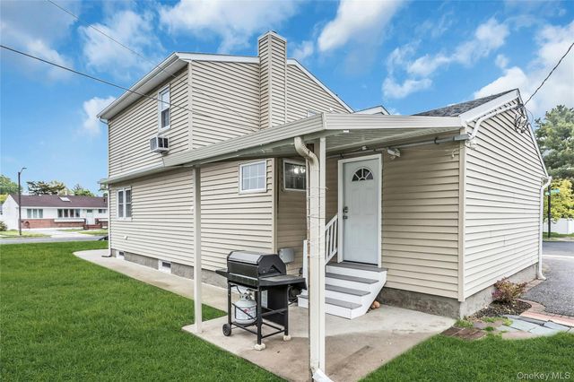 27 Surrey Lane, Plainview, NY 11803