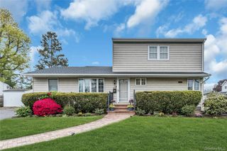 27 Surrey Lane, Plainview, NY 11803