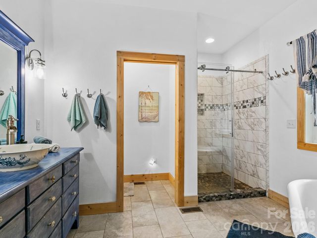 116 W Hiawatha Court, Asheville, NC 28806