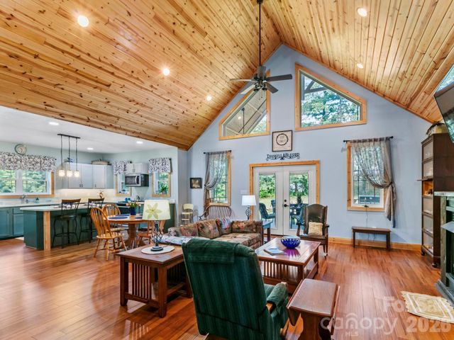 116 W Hiawatha Court, Asheville, NC 28806