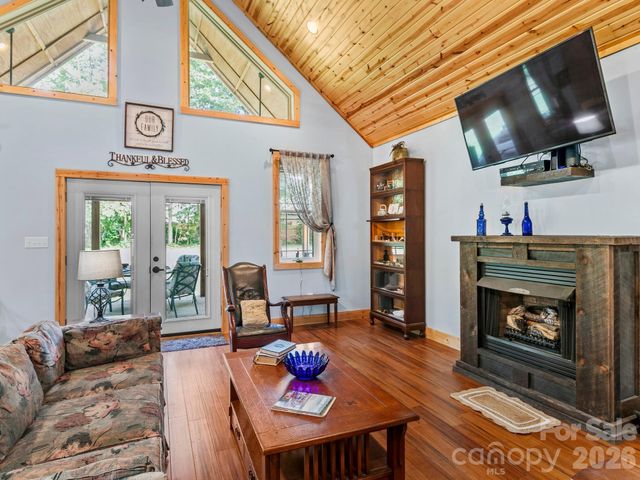 116 W Hiawatha Court, Asheville, NC 28806