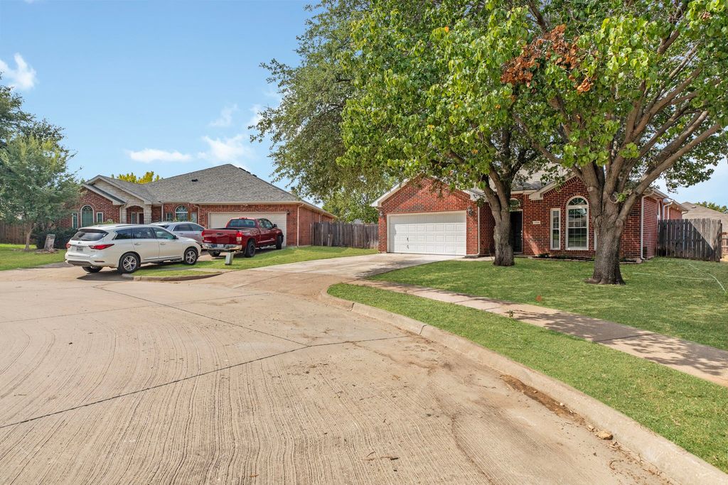 104 Bullava Court, Crowley, TX 76036 — exterior