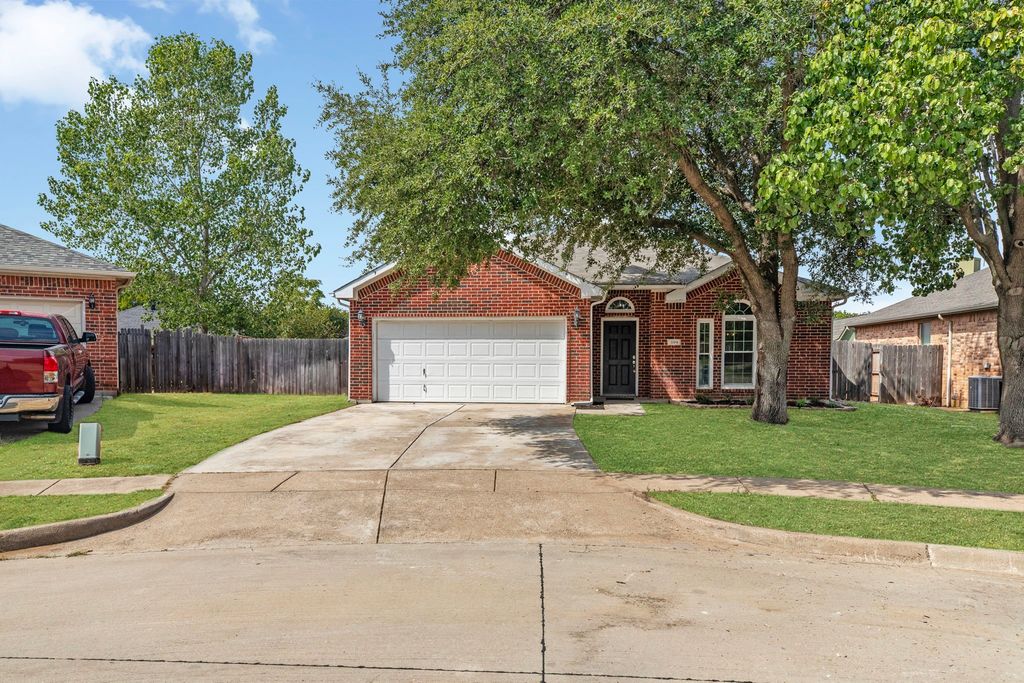 104 Bullava Court, Crowley, TX 76036 — photo 2