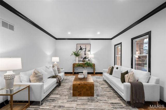 849 Bluespring Lane, Frontenac, MO 63131